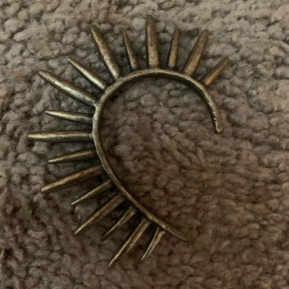 Spiky ear cuff
